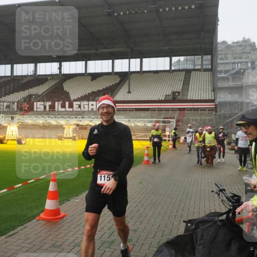 07.12.2025 - St. Pauli X-Mass-Run No. 15 Fabian Wolf http://msf.ph/oto/9365551 07.12.2025 10:14:35 Ziel 1158, 2564, 2617, 2618, 2864, 3565, 4508 meine-sportfotos.de