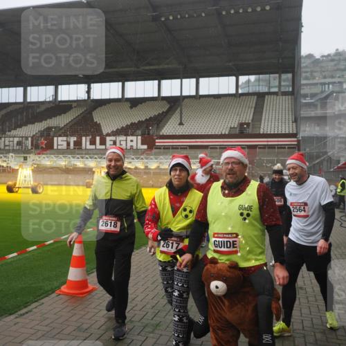 07.12.2025 - St. Pauli X-Mass-Run No. 15 Fabian Wolf http://msf.ph/oto/9365562 07.12.2025 10:14:42 Ziel 1158, 2564, 2617, 2618, 2864, 3481, 3565, 4508 meine-sportfotos.de