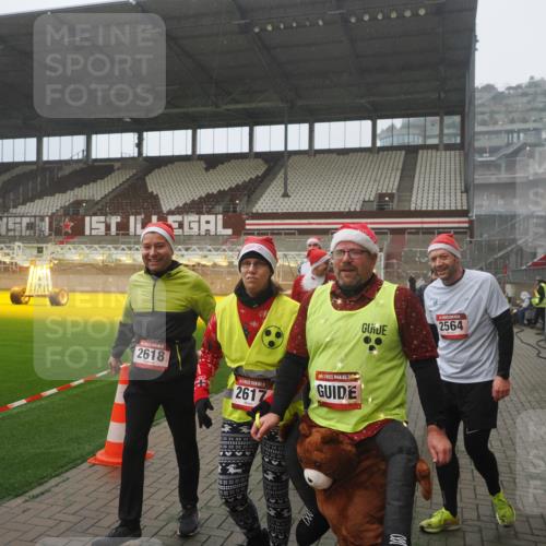 07.12.2025 - St. Pauli X-Mass-Run No. 15 Fabian Wolf http://msf.ph/oto/9365563 07.12.2025 10:14:43 Ziel 2564, 2617, 2618, 2864, 3481, 3565, 4508 meine-sportfotos.de
