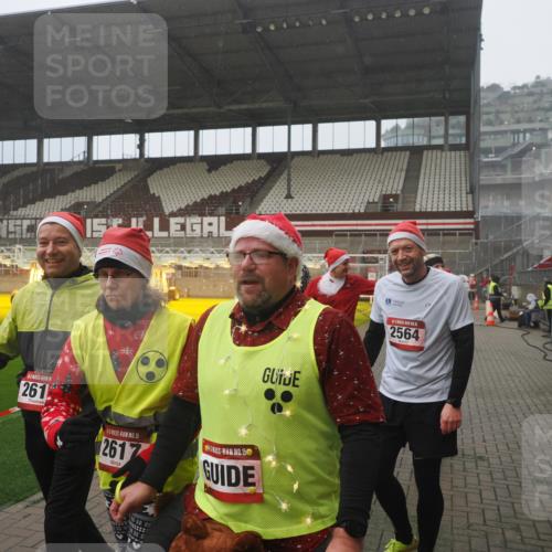 07.12.2025 - St. Pauli X-Mass-Run No. 15 Fabian Wolf http://msf.ph/oto/9365566 07.12.2025 10:14:43 Ziel 2564, 2617, 2618, 2864, 3481, 3565, 4508 meine-sportfotos.de