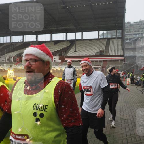 07.12.2025 - St. Pauli X-Mass-Run No. 15 Fabian Wolf http://msf.ph/oto/9365568 07.12.2025 10:14:44 Ziel 2564, 2617, 2618, 2864, 3481, 3565, 4508 meine-sportfotos.de