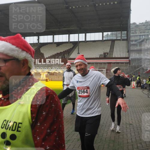 07.12.2025 - St. Pauli X-Mass-Run No. 15 Fabian Wolf http://msf.ph/oto/9365569 07.12.2025 10:14:44 Ziel 2564, 2617, 2618, 2864, 3481, 3565, 4508 meine-sportfotos.de