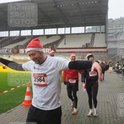 07.12.2025 - St. Pauli X-Mass-Run No. 15 Fabian Wolf http://msf.ph/oto/9365572 07.12.2025 10:14:44 Ziel 2564, 2617, 2618, 2864, 3481, 3565, 4508 meine-sportfotos.de