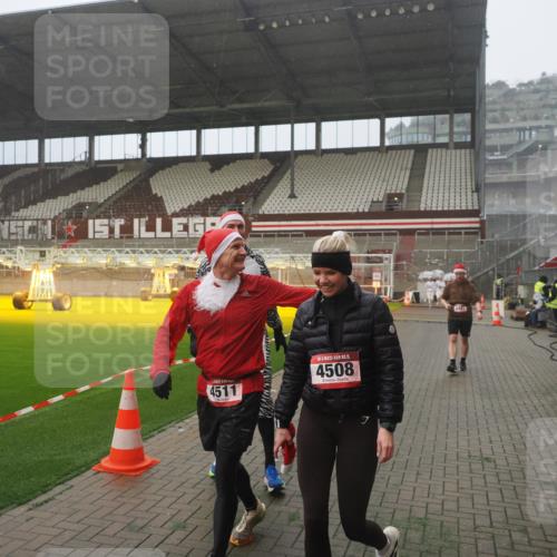 07.12.2025 - St. Pauli X-Mass-Run No. 15 Fabian Wolf http://msf.ph/oto/9365576 07.12.2025 10:14:45 Ziel 2564, 2617, 2618, 2864, 3481, 3565, 4508 meine-sportfotos.de