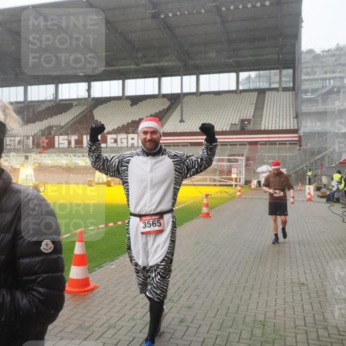 07.12.2025 - St. Pauli X-Mass-Run No. 15 Fabian Wolf http://msf.ph/oto/9365583 07.12.2025 10:14:47 Ziel 1867, 1873, 2864, 3481, 3565, 4508 meine-sportfotos.de