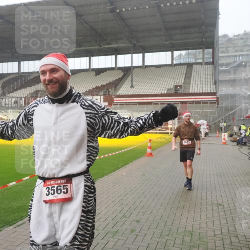 07.12.2025 - St. Pauli X-Mass-Run No. 15 Fabian Wolf http://msf.ph/oto/9365589 07.12.2025 10:14:48 Ziel 1363, 1867, 1869, 1873, 3481, 3565, 4508 meine-sportfotos.de
