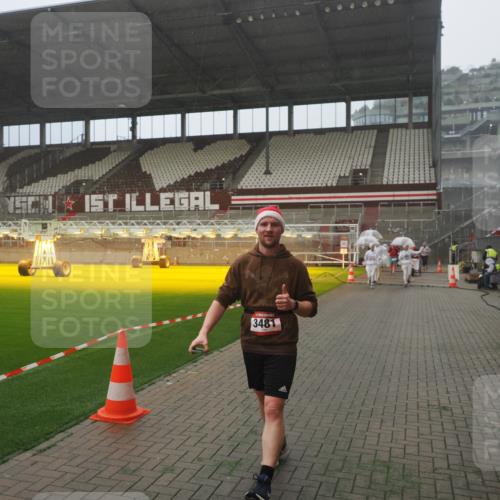 07.12.2025 - St. Pauli X-Mass-Run No. 15 Fabian Wolf http://msf.ph/oto/9365596 07.12.2025 10:14:50 Ziel 1363, 1867, 1869, 1873, 3481, 3565 meine-sportfotos.de
