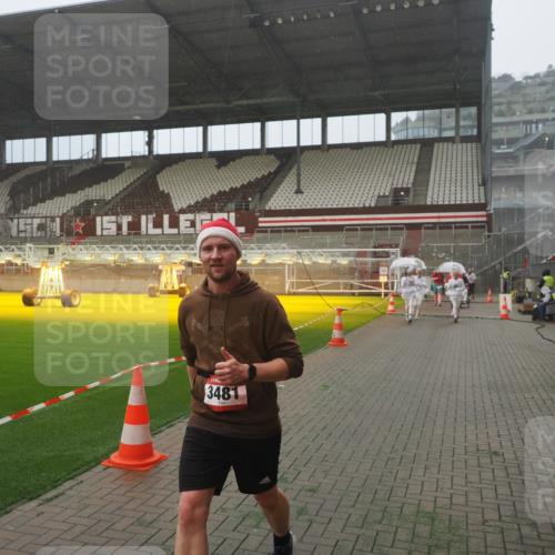 07.12.2025 - St. Pauli X-Mass-Run No. 15 Fabian Wolf http://msf.ph/oto/9365599 07.12.2025 10:14:51 Ziel 1363, 1867, 1869, 1873, 3481, 3565, 4001, 4004 meine-sportfotos.de