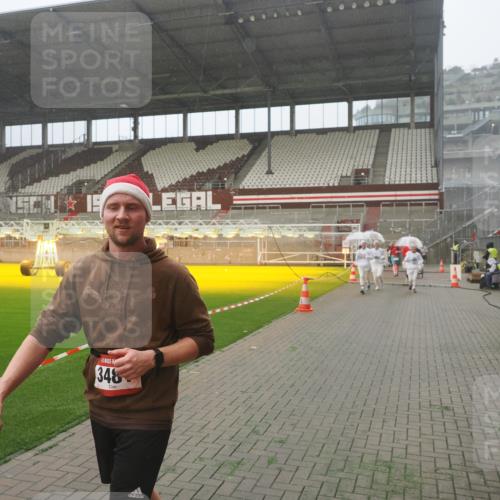 07.12.2025 - St. Pauli X-Mass-Run No. 15 Fabian Wolf http://msf.ph/oto/9365601 07.12.2025 10:14:51 Ziel 1363, 1867, 1869, 1873, 3481, 3565, 4001, 4004 meine-sportfotos.de