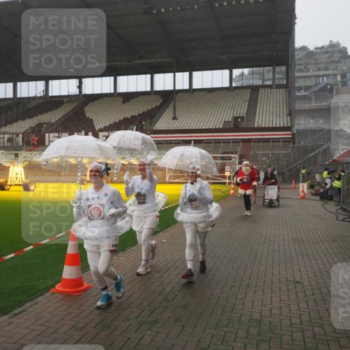 07.12.2025 - St. Pauli X-Mass-Run No. 15 Fabian Wolf http://msf.ph/oto/9365615 07.12.2025 10:14:57 Ziel 762, 1363, 1867, 1869, 1873, 2883, 2891, 3481, 4001, 4004 meine-sportfotos.de