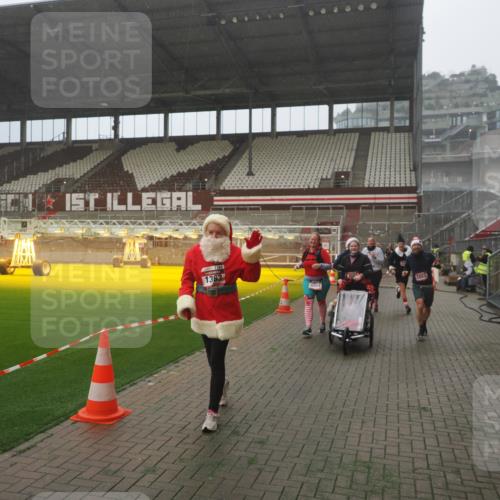 07.12.2025 - St. Pauli X-Mass-Run No. 15 Fabian Wolf http://msf.ph/oto/9365624 07.12.2025 10:15:00 Ziel 762, 1363, 1867, 1869, 1873, 2883, 2891, 3741, 4001, 4004 meine-sportfotos.de