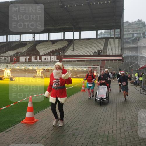07.12.2025 - St. Pauli X-Mass-Run No. 15 Fabian Wolf http://msf.ph/oto/9365625 07.12.2025 10:15:01 Ziel 762, 1363, 1867, 1869, 1873, 2883, 2891, 3741, 4001, 4004 meine-sportfotos.de