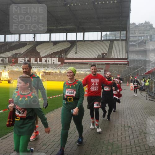 07.12.2025 - St. Pauli X-Mass-Run No. 15 Fabian Wolf http://msf.ph/oto/9365676 07.12.2025 10:15:21 Ziel 308, 431, 436, 438, 1180, 1183, 1885, 2666, 2667, 2668, 3103, 4494, 4536 meine-sportfotos.de