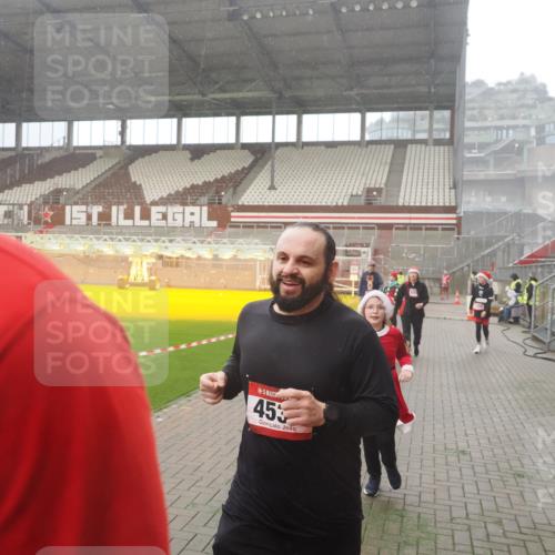 07.12.2025 - St. Pauli X-Mass-Run No. 15 Fabian Wolf http://msf.ph/oto/9365684 07.12.2025 10:15:22 Ziel 308, 431, 436, 438, 1180, 1183, 1885, 2666, 2667, 2668, 3103, 4494, 4536 meine-sportfotos.de