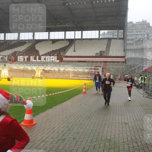 07.12.2025 - St. Pauli X-Mass-Run No. 15 Fabian Wolf http://msf.ph/oto/9365691 07.12.2025 10:15:24 Ziel 431, 436, 438, 1180, 1183, 1885, 2666, 2667, 2668, 3103, 4494, 4536 meine-sportfotos.de