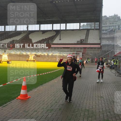 07.12.2025 - St. Pauli X-Mass-Run No. 15 Fabian Wolf http://msf.ph/oto/9365693 07.12.2025 10:15:25 Ziel 431, 436, 438, 1180, 1183, 1885, 3103, 4494, 4536 meine-sportfotos.de