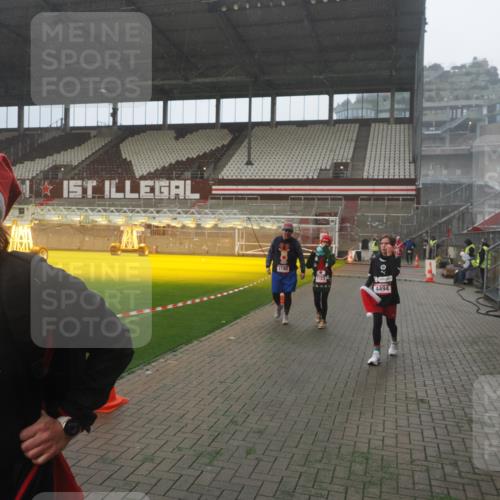 07.12.2025 - St. Pauli X-Mass-Run No. 15 Fabian Wolf http://msf.ph/oto/9365699 07.12.2025 10:15:26 Ziel 431, 436, 438, 1180, 1183, 1885, 3053, 3103, 4494, 4536 meine-sportfotos.de