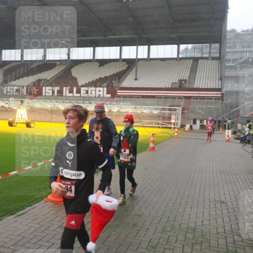 07.12.2025 - St. Pauli X-Mass-Run No. 15 Fabian Wolf http://msf.ph/oto/9365706 07.12.2025 10:15:30 Ziel 431, 436, 1180, 1183, 1885, 2745, 3053, 3103, 4494, 4536 meine-sportfotos.de