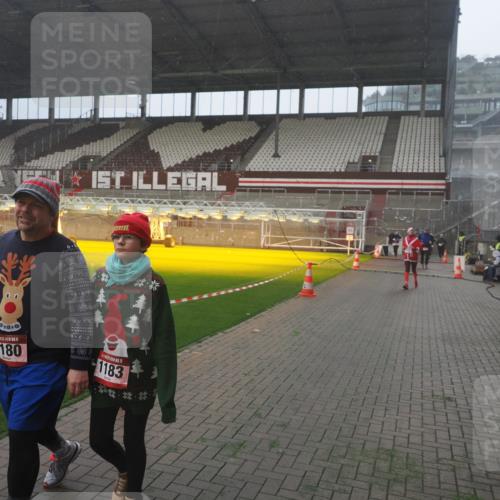07.12.2025 - St. Pauli X-Mass-Run No. 15 Fabian Wolf http://msf.ph/oto/9365712 07.12.2025 10:15:31 Ziel 436, 1180, 1183, 1885, 2745, 3053, 3103, 4494, 4536 meine-sportfotos.de