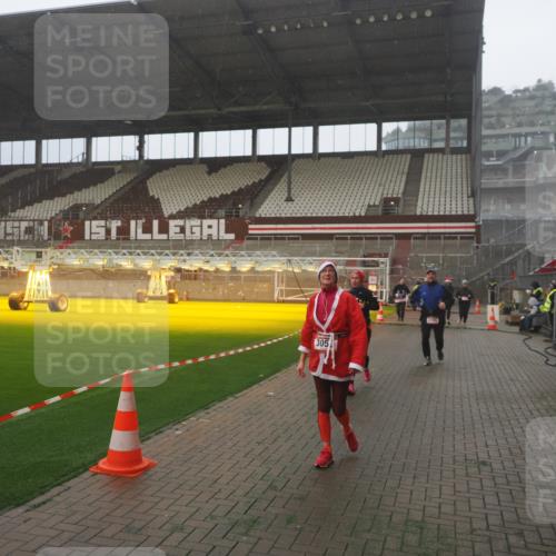 07.12.2025 - St. Pauli X-Mass-Run No. 15 Fabian Wolf http://msf.ph/oto/9365714 07.12.2025 10:15:38 Ziel 2641, 2645, 2652, 2658, 2659, 2745, 3053, 4455 meine-sportfotos.de