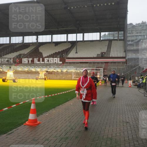 07.12.2025 - St. Pauli X-Mass-Run No. 15 Fabian Wolf http://msf.ph/oto/9365715 07.12.2025 10:15:38 Ziel 2641, 2645, 2652, 2658, 2659, 2745, 3053, 4455 meine-sportfotos.de