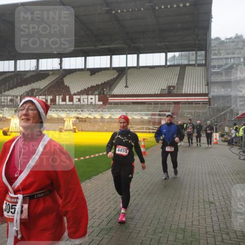 07.12.2025 - St. Pauli X-Mass-Run No. 15 Fabian Wolf http://msf.ph/oto/9365723 07.12.2025 10:15:40 Ziel 2641, 2645, 2652, 2658, 2659, 2745, 3053, 4455 meine-sportfotos.de