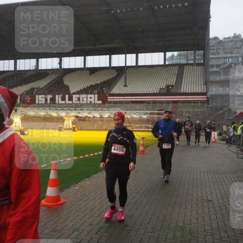 07.12.2025 - St. Pauli X-Mass-Run No. 15 Fabian Wolf http://msf.ph/oto/9365724 07.12.2025 10:15:40 Ziel 2641, 2645, 2652, 2658, 2659, 2745, 3053, 4455 meine-sportfotos.de