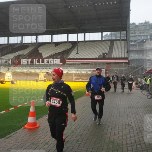 07.12.2025 - St. Pauli X-Mass-Run No. 15 Fabian Wolf http://msf.ph/oto/9365726 07.12.2025 10:15:41 Ziel 2641, 2645, 2652, 2658, 2659, 2745, 3053, 4455 meine-sportfotos.de