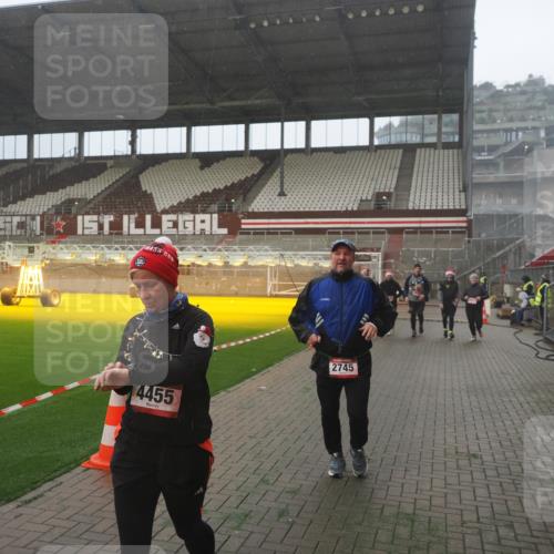 07.12.2025 - St. Pauli X-Mass-Run No. 15 Fabian Wolf http://msf.ph/oto/9365728 07.12.2025 10:15:41 Ziel 2641, 2645, 2652, 2658, 2659, 2745, 3053, 4455 meine-sportfotos.de