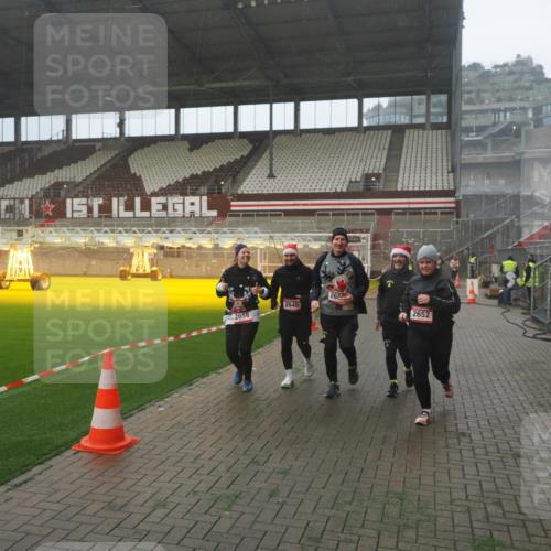 07.12.2025 - St. Pauli X-Mass-Run No. 15 Fabian Wolf http://msf.ph/oto/9365735 07.12.2025 10:15:46 Ziel 2641, 2645, 2652, 2658, 2659, 2745, 3053, 4455 meine-sportfotos.de