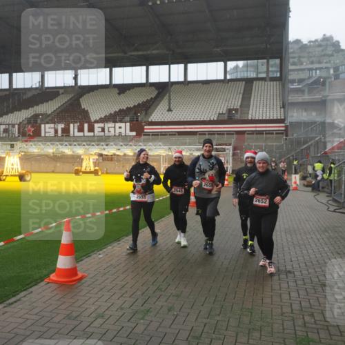 07.12.2025 - St. Pauli X-Mass-Run No. 15 Fabian Wolf http://msf.ph/oto/9365736 07.12.2025 10:15:46 Ziel 2641, 2645, 2652, 2658, 2659, 2745, 3053, 4455 meine-sportfotos.de
