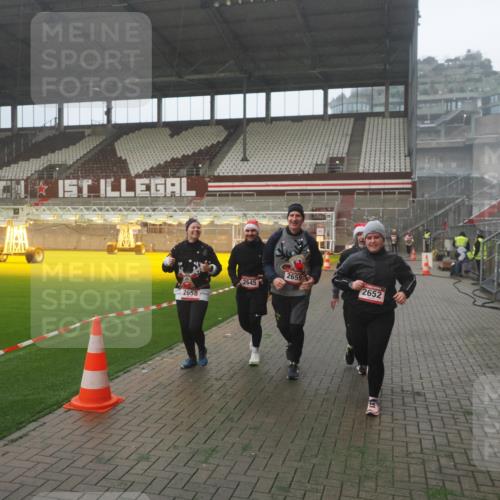 07.12.2025 - St. Pauli X-Mass-Run No. 15 Fabian Wolf http://msf.ph/oto/9365737 07.12.2025 10:15:46 Ziel 2641, 2645, 2652, 2658, 2659, 2745, 3053, 4455 meine-sportfotos.de