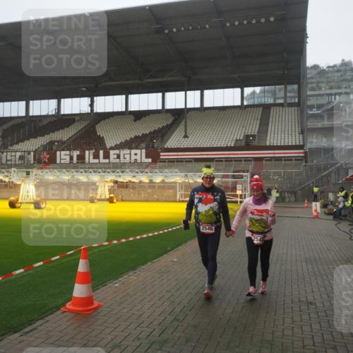 07.12.2025 - St. Pauli X-Mass-Run No. 15 Fabian Wolf http://msf.ph/oto/9365748 07.12.2025 10:16:03 Ziel 2545, 2546 meine-sportfotos.de