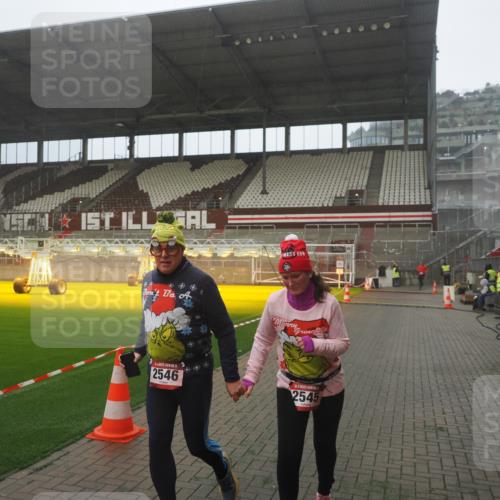 07.12.2025 - St. Pauli X-Mass-Run No. 15 Fabian Wolf http://msf.ph/oto/9365754 07.12.2025 10:16:05 Ziel 2545, 2546 meine-sportfotos.de