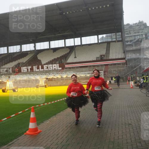 07.12.2025 - St. Pauli X-Mass-Run No. 15 Fabian Wolf http://msf.ph/oto/9365762 07.12.2025 10:16:22 Ziel 394, 1328, 2743 meine-sportfotos.de
