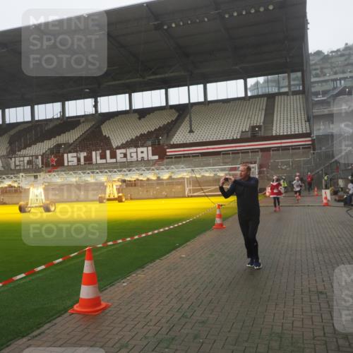 07.12.2025 - St. Pauli X-Mass-Run No. 15 Fabian Wolf http://msf.ph/oto/9365769 07.12.2025 10:16:28 Ziel 394, 1328, 2743, 4362, 4510 meine-sportfotos.de