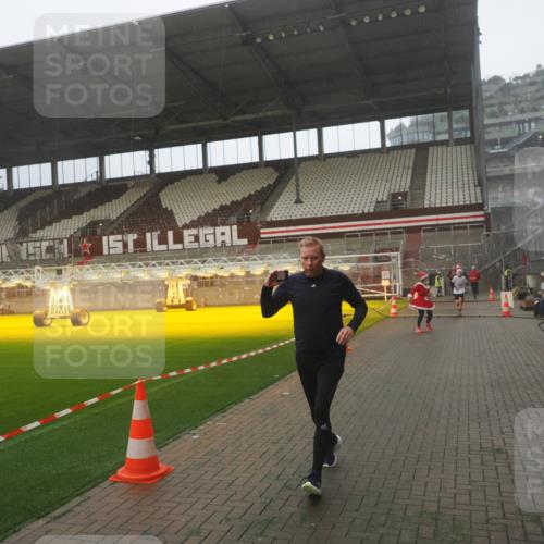 07.12.2025 - St. Pauli X-Mass-Run No. 15 Fabian Wolf http://msf.ph/oto/9365773 07.12.2025 10:16:29 Ziel 1328, 2743, 4362, 4363, 4510 meine-sportfotos.de