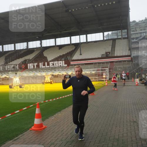 07.12.2025 - St. Pauli X-Mass-Run No. 15 Fabian Wolf http://msf.ph/oto/9365774 07.12.2025 10:16:29 Ziel 1328, 2743, 4362, 4363, 4510 meine-sportfotos.de