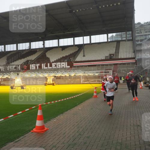 07.12.2025 - St. Pauli X-Mass-Run No. 15 Fabian Wolf http://msf.ph/oto/9365780 07.12.2025 10:16:33 Ziel 1328, 2185, 2266, 2743, 4362, 4363, 4510 meine-sportfotos.de