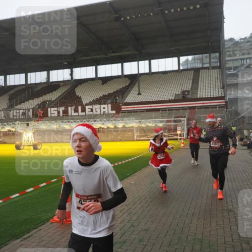07.12.2025 - St. Pauli X-Mass-Run No. 15 Fabian Wolf http://msf.ph/oto/9365788 07.12.2025 10:16:35 Ziel 2185, 2266, 4362, 4363, 4510 meine-sportfotos.de