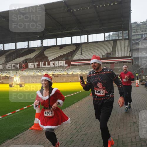 07.12.2025 - St. Pauli X-Mass-Run No. 15 Fabian Wolf http://msf.ph/oto/9365794 07.12.2025 10:16:36 Ziel 2185, 2266, 4362, 4363, 4510 meine-sportfotos.de
