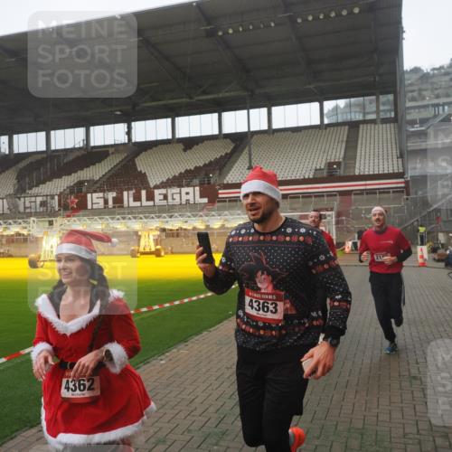 07.12.2025 - St. Pauli X-Mass-Run No. 15 Fabian Wolf http://msf.ph/oto/9365795 07.12.2025 10:16:36 Ziel 2185, 2266, 4362, 4363, 4510 meine-sportfotos.de
