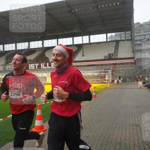 07.12.2025 - St. Pauli X-Mass-Run No. 15 Fabian Wolf http://msf.ph/oto/9365802 07.12.2025 10:16:38 Ziel 2185, 2266, 4362, 4363, 4510 meine-sportfotos.de