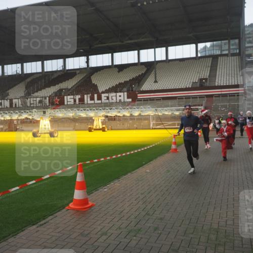 07.12.2025 - St. Pauli X-Mass-Run No. 15 Fabian Wolf http://msf.ph/oto/9365804 07.12.2025 10:16:47 Ziel 1989, 1997, 2185, 2266, 3633, 4356, 4359, 4363, 4510, 4769 meine-sportfotos.de