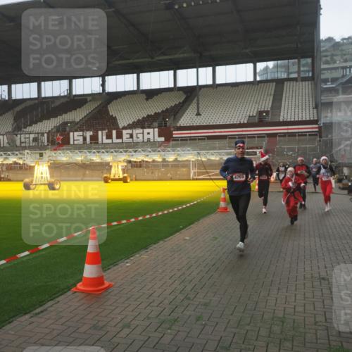 07.12.2025 - St. Pauli X-Mass-Run No. 15 Fabian Wolf http://msf.ph/oto/9365805 07.12.2025 10:16:47 Ziel 1989, 1997, 2185, 2266, 3633, 4356, 4359, 4363, 4510, 4769 meine-sportfotos.de