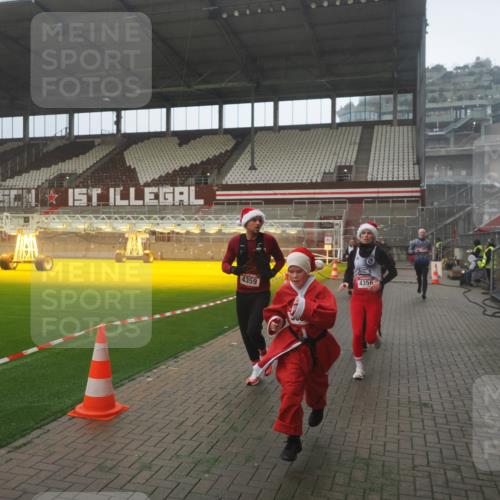 07.12.2025 - St. Pauli X-Mass-Run No. 15 Fabian Wolf http://msf.ph/oto/9365814 07.12.2025 10:16:49 Ziel 1620, 1989, 1997, 2185, 2266, 3633, 4356, 4359, 4363, 4769 meine-sportfotos.de