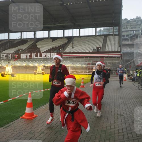 07.12.2025 - St. Pauli X-Mass-Run No. 15 Fabian Wolf http://msf.ph/oto/9365816 07.12.2025 10:16:49 Ziel 1620, 1989, 1997, 2185, 2266, 3633, 4356, 4359, 4363, 4769 meine-sportfotos.de