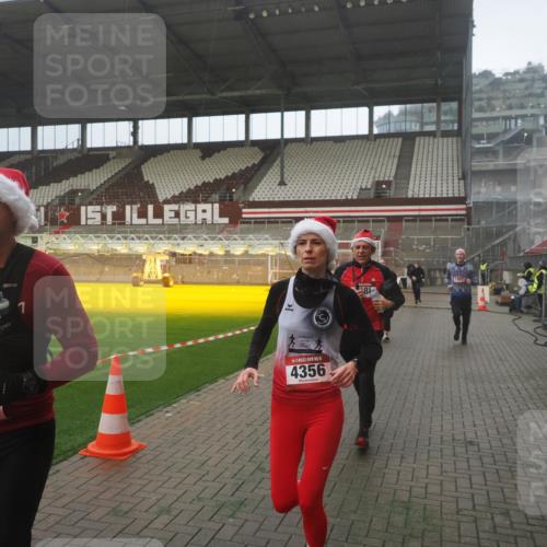 07.12.2025 - St. Pauli X-Mass-Run No. 15 Fabian Wolf http://msf.ph/oto/9365819 07.12.2025 10:16:50 Ziel 1620, 1989, 1997, 2185, 2266, 3633, 4356, 4359, 4769 meine-sportfotos.de