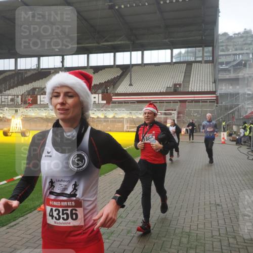 07.12.2025 - St. Pauli X-Mass-Run No. 15 Fabian Wolf http://msf.ph/oto/9365821 07.12.2025 10:16:50 Ziel 1620, 1989, 1997, 2185, 2266, 3633, 4356, 4359, 4769 meine-sportfotos.de