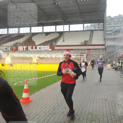 07.12.2025 - St. Pauli X-Mass-Run No. 15 Fabian Wolf http://msf.ph/oto/9365822 07.12.2025 10:16:51 Ziel 1620, 1989, 1997, 2185, 2266, 3633, 4356, 4359, 4769 meine-sportfotos.de